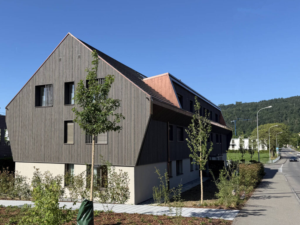 Gebäude mit Gemeinschafts-Praxis im Erdgeschoss atem-qi.ch